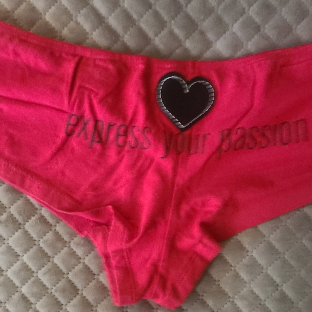 SHADES OF LOVE EXPRESS YOUR PASSION RED BOOTY SHORTS SZ LARGE - Picture 3 of 3